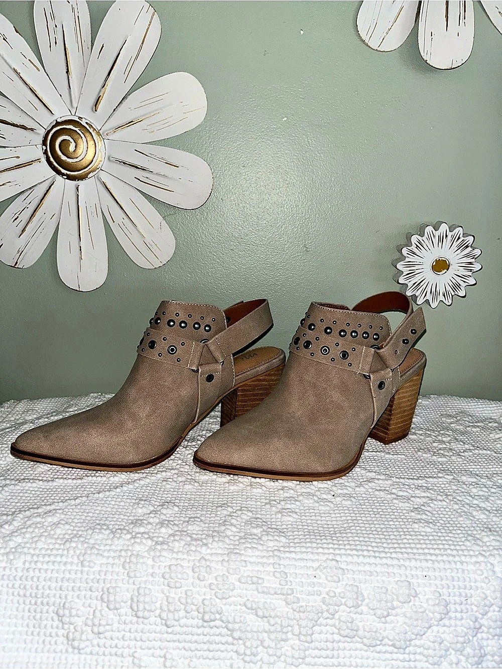 MiMi  Studded Pointed-Toe Heels in Brown US 7.5
